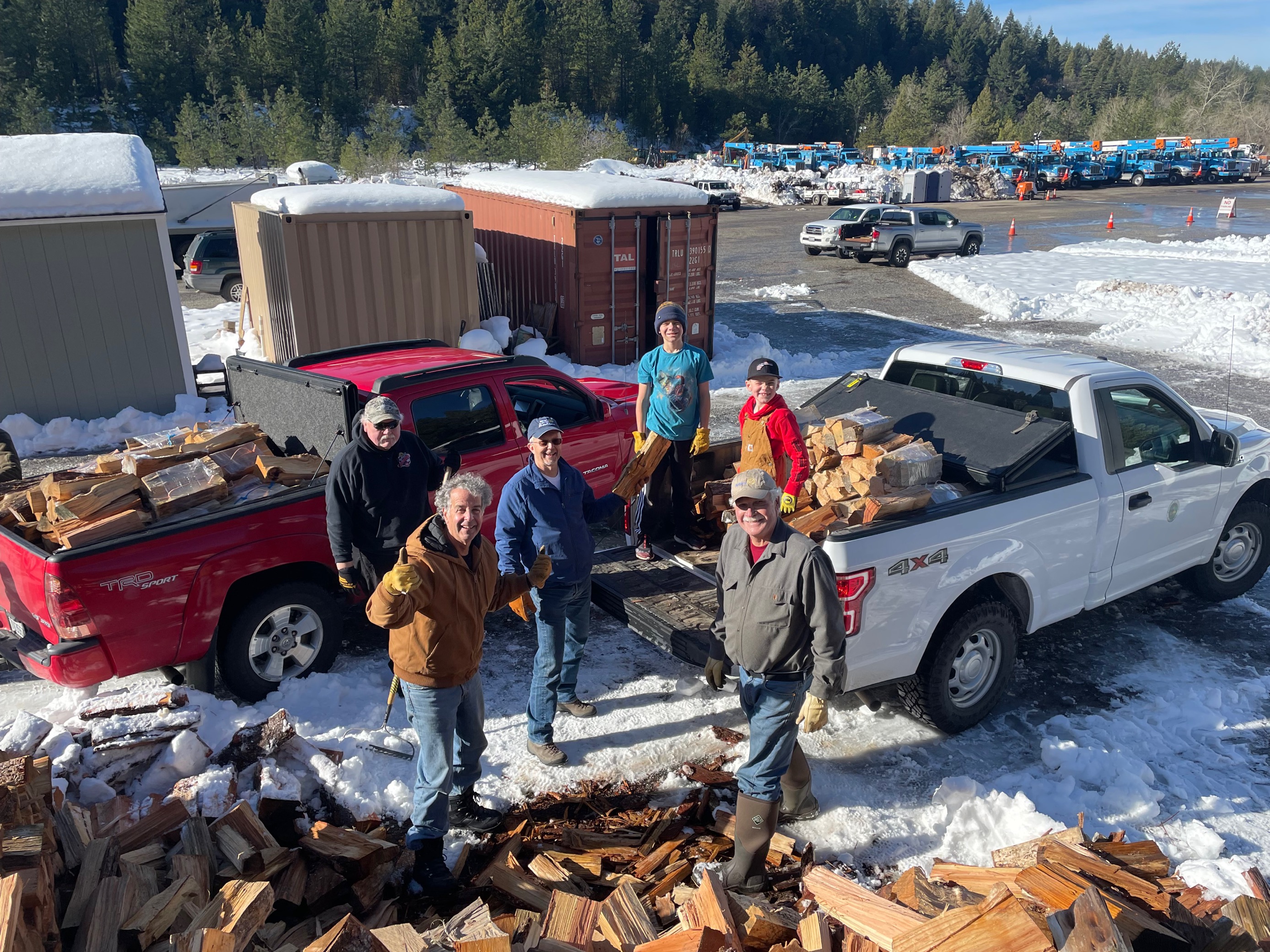 Volunteers Help Load Firewood 1.2.2022